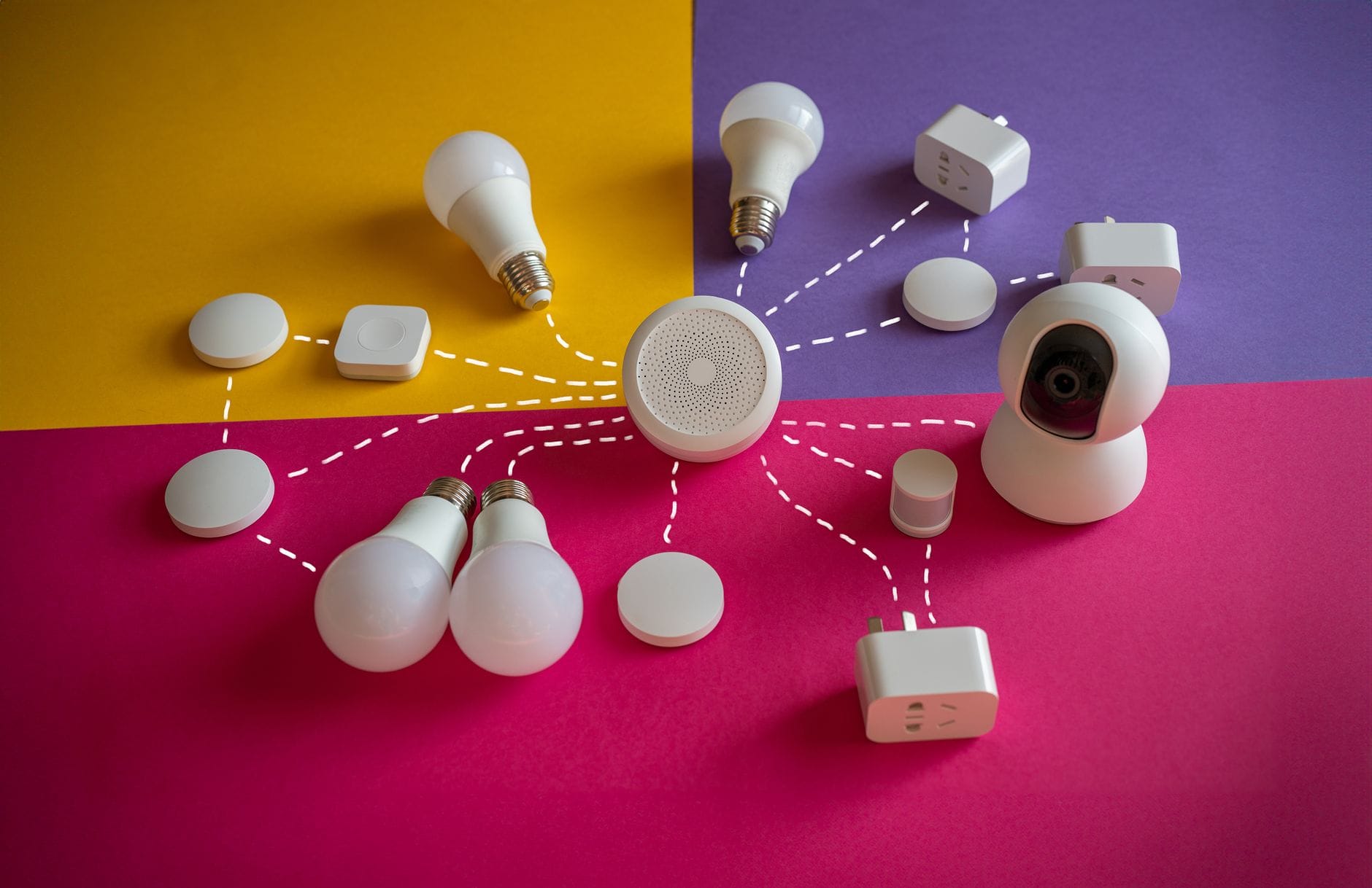 Zarządzanie tożsamością urządzeń IoT: certyfikaty, PKI i bezpieczne onboarding Inteligentne żarówki i gniazdka IoT podłączone do jednej sieci