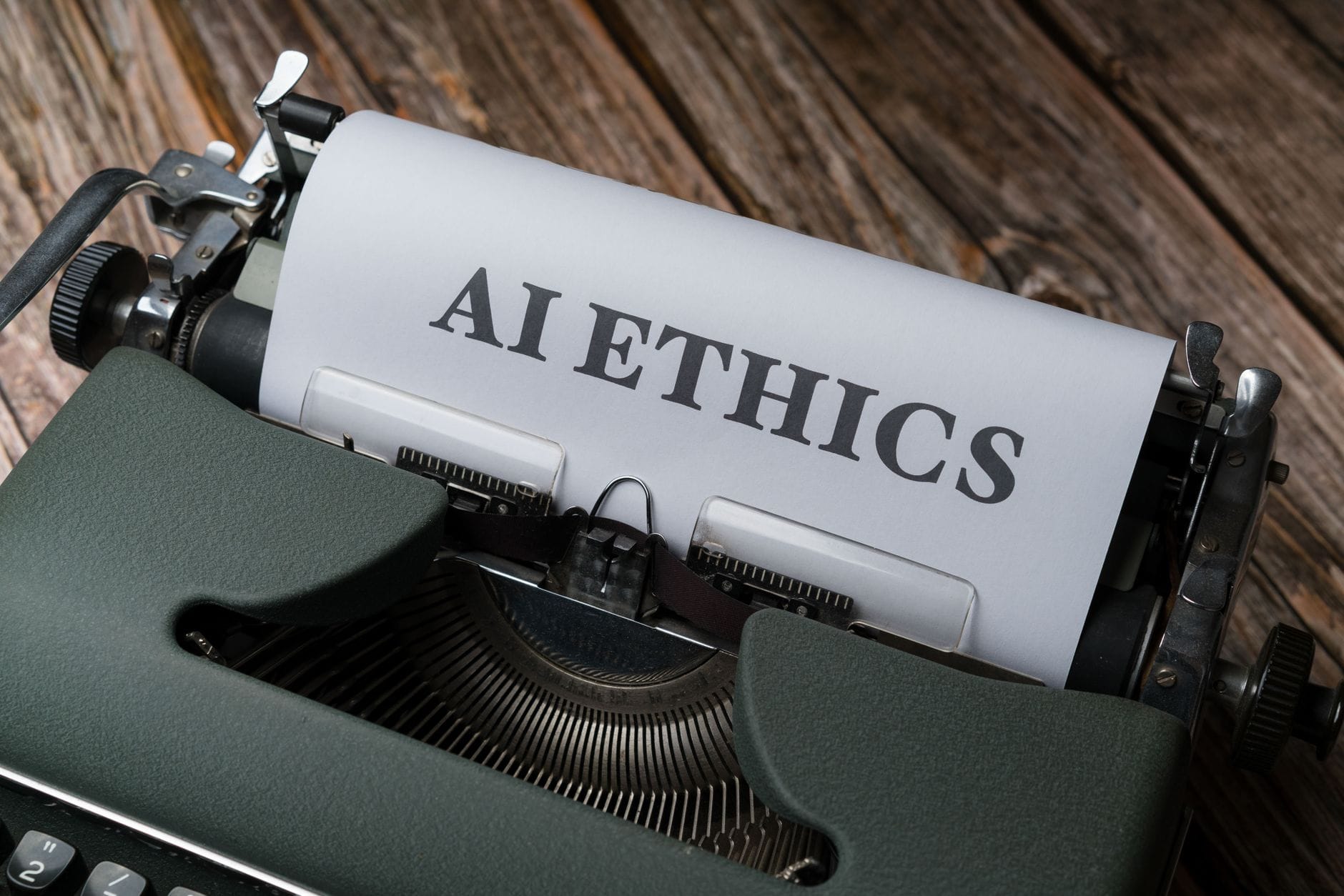 Stara maszyna do pisania z kartką AI Ethics na tle prawnym i technologicznym Stara maszyna do pisania z kartką AI Ethics na tle prawnym i technologicznym