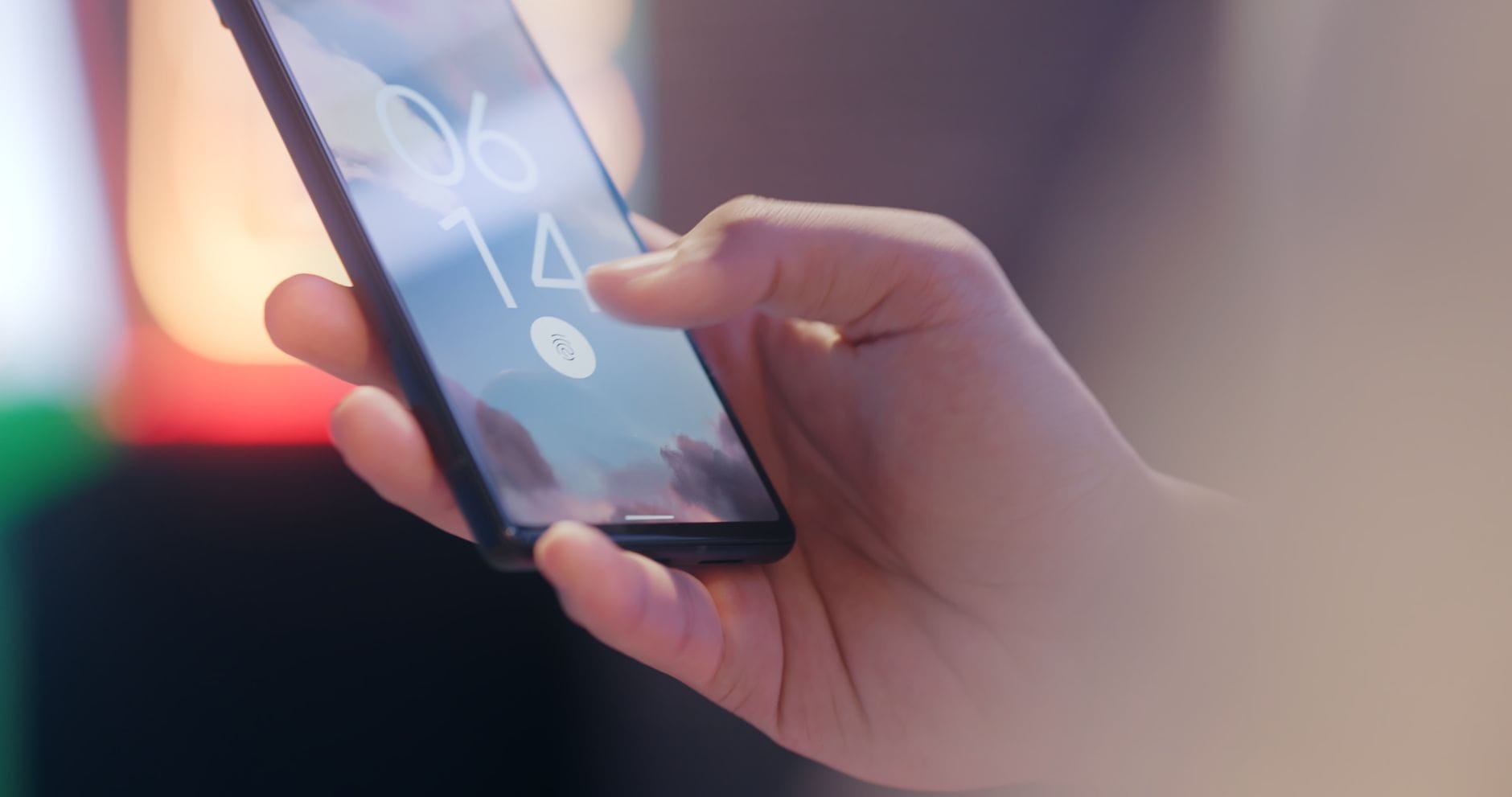 Dłoń odblokowująca smartfon za pomocą czytnika linii papilarnych Dłoń odblokowująca smartfon za pomocą czytnika linii papilarnych