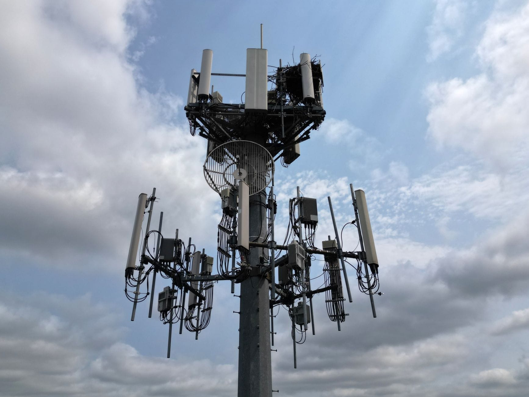 Nowoczesna wieża telekomunikacyjna z antenami pod pochmurnym niebem