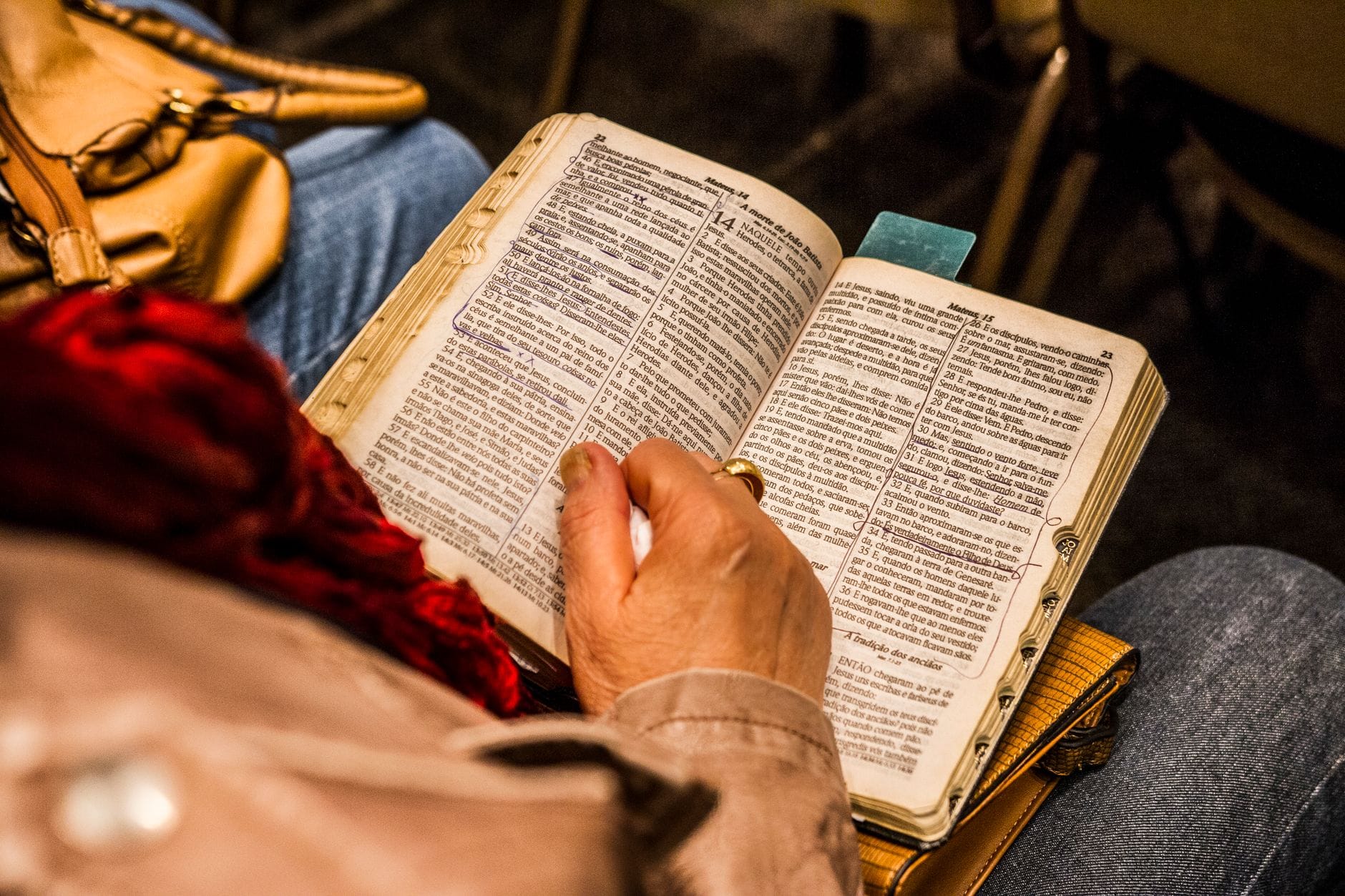 Osoba czytająca Biblię w ciszy, pogrążona w modlitewnej zadumie