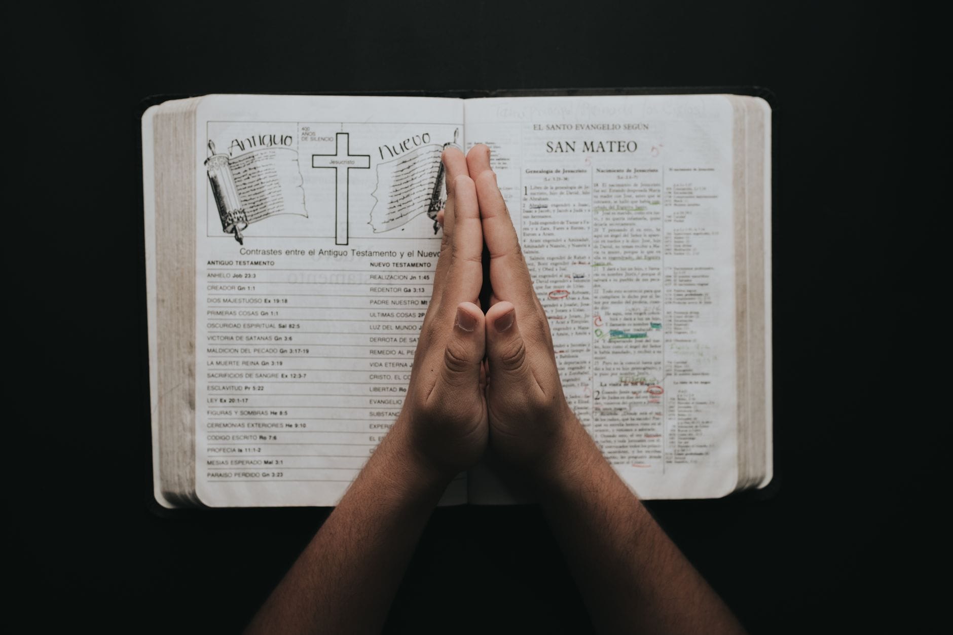 Złożone dłonie na otwartej Biblii jako modlitwa w codziennym zabieganiu Złożone dłonie na otwartej Biblii jako modlitwa w codziennym zabieganiu