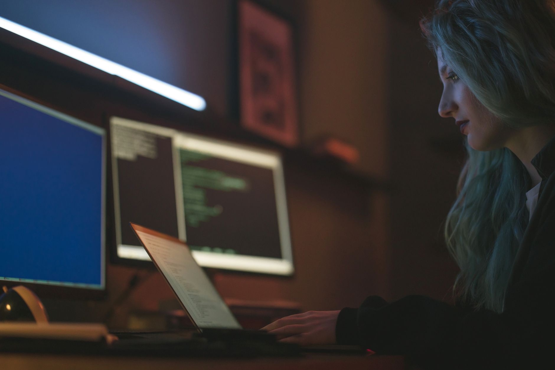 Kobieta programistka bezpieczeństwa IT przy wielu monitorach