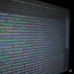Kolorowy kod programistyczny na rozmytym ekranie komputera