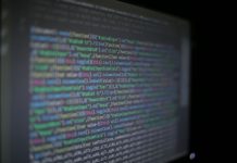Kolorowy kod programistyczny na rozmytym ekranie komputera