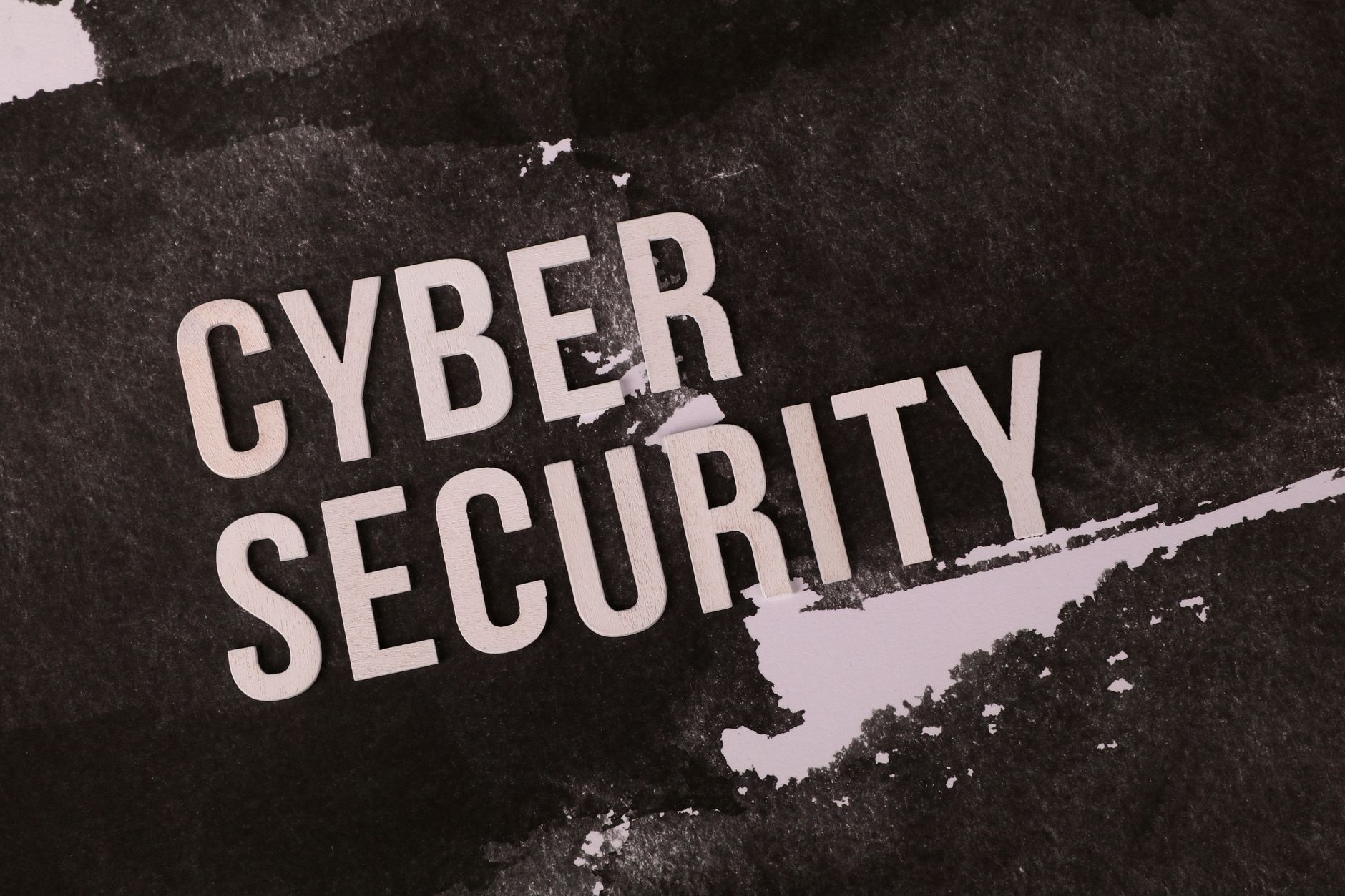 Symbol cyberbezpieczeństwa na chropowatym tle, ochrona danych w chmurze